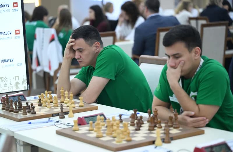 Люди, играющие в шахматы на турнире