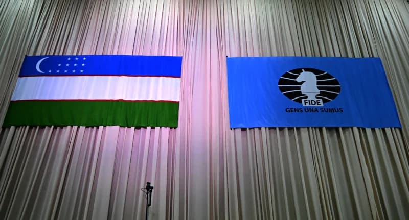 Флаги Узбекистана и ФИДЕ вывешены на занавешенной стене