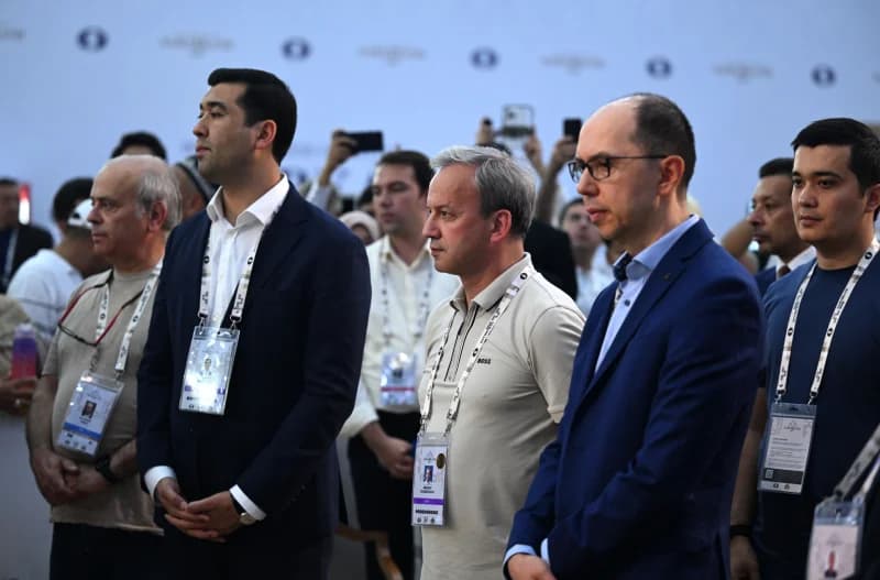 Alisher Saʼdullayev and other attendees stand together