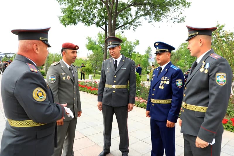 Военнослужащие в форме, стоящие на открытом воздухе