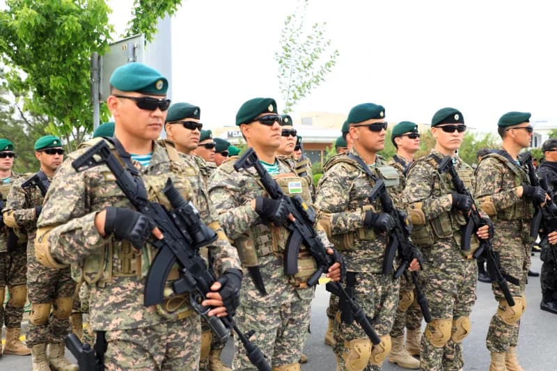 Военнослужащие в камуфляжной форме, стоящие в строю