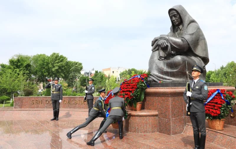 Члены почетного караула возлагают венок к памятнику.