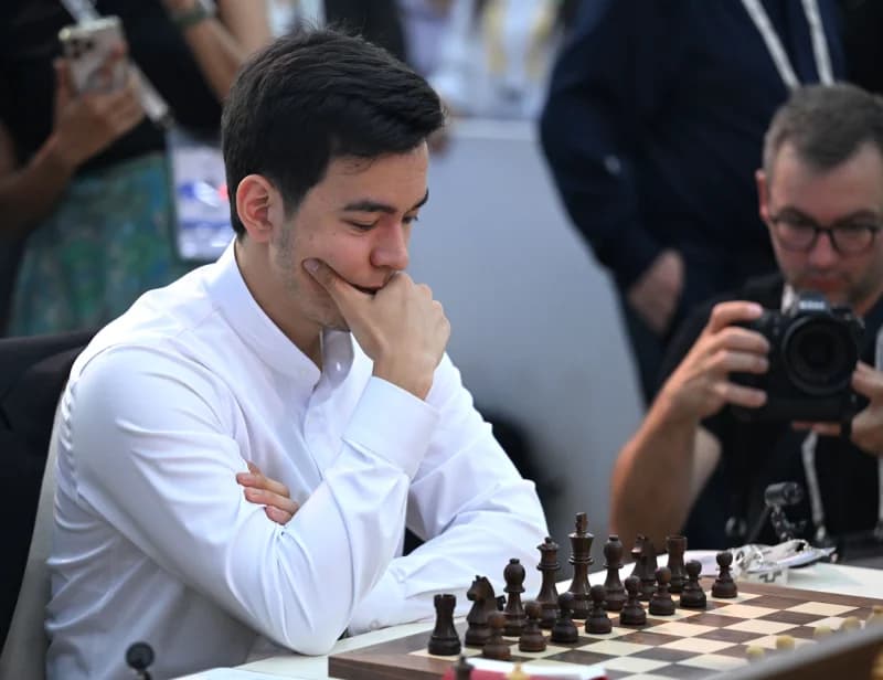 Человек, играющий в шахматы во время матча