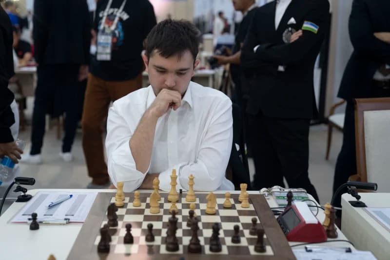 Человек, играющий в шахматы в условиях соревнований