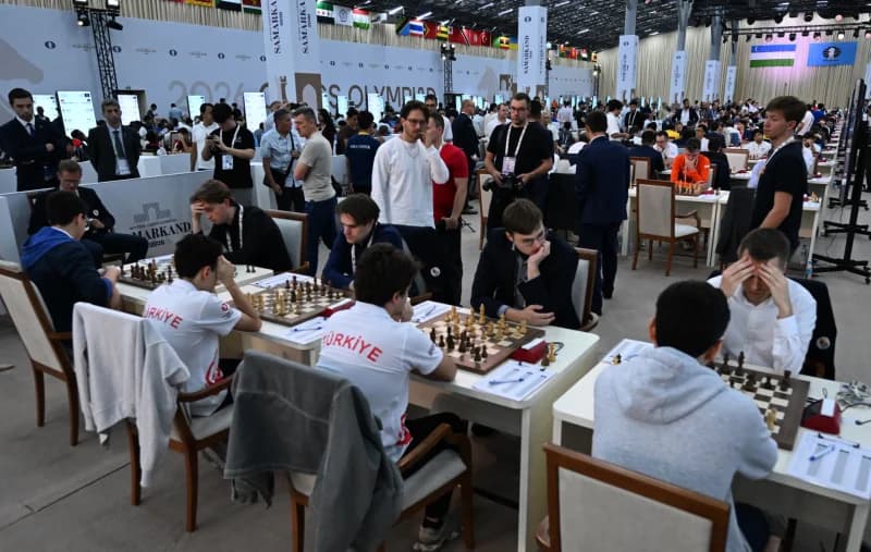 Соперники играют в шахматы в большом турнирном зале
