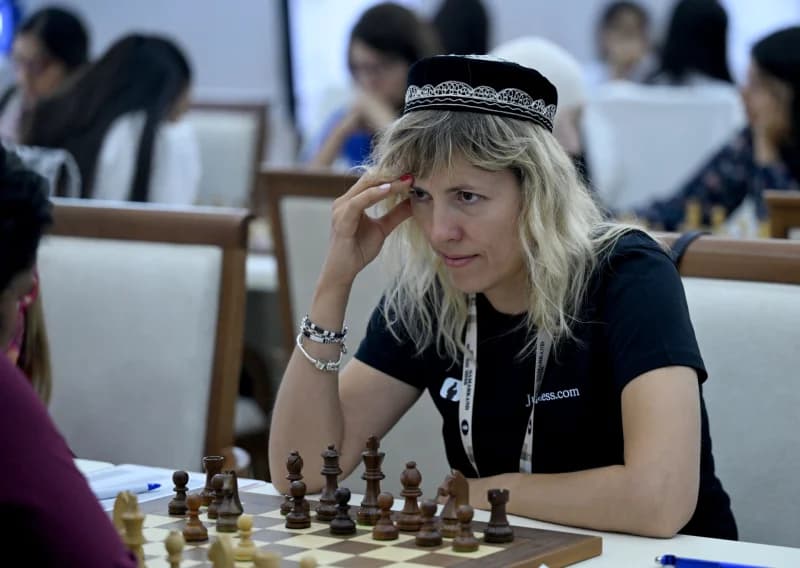 Женщина, играющая в шахматы во время соревнований