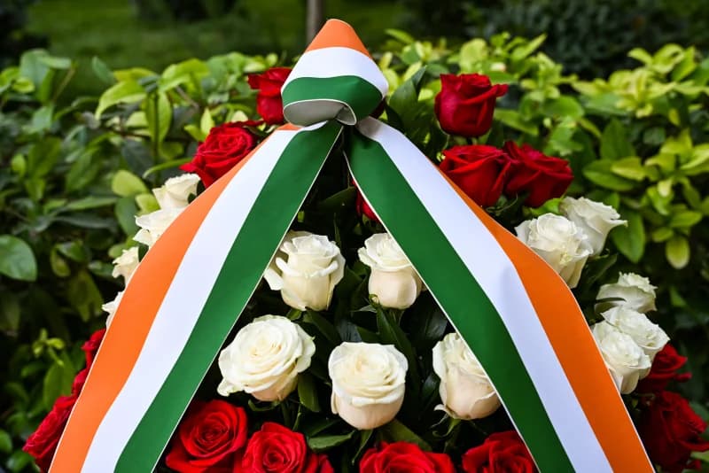 Hindiston Bosh vaziri Shastri haykaliga gul qo`ymoqda