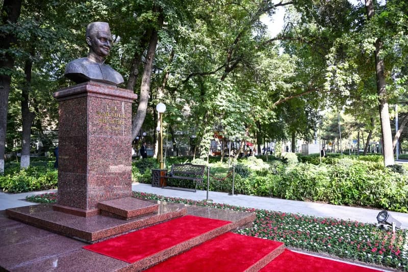 Hindiston Bosh vaziri Shastri haykaliga gul qo`ymoqda