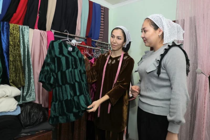 Женщины, осматривающие одежду в текстильном цехе