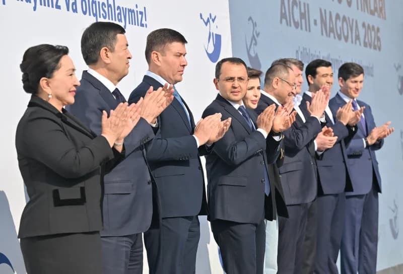 Alisher Saʼdullayev and others clapping in a line
