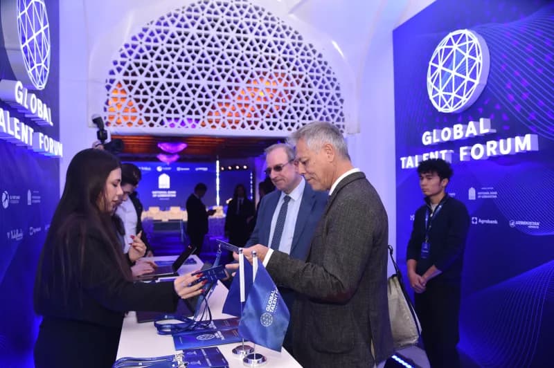Люди на столе регистрации мероприятия Global Talent Forum