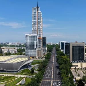 Zamonaviy osmono‘par binolar va shahar ko‘chalari manzarasi