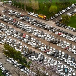 Вид сверху на переполненную парковку