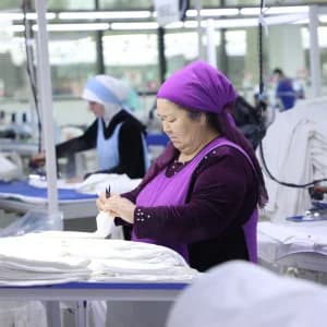 To‘qimachilik fabrikasida tikuvchi ishchilar