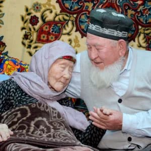 101 yoshli ayol va uning 75 yoshli o'g'li
