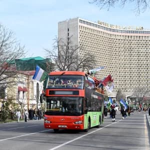 "O‘zbekiston" mehmonxonasi yaqinidagi bayramona parad