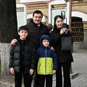 Oila ochiq havoda selfi olmoqda