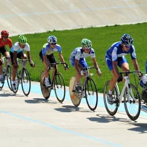 Velodrom trassasida musobaqalashayotgan velosipedchilar