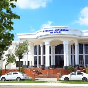 Люди посещают современную информационную библиотеку