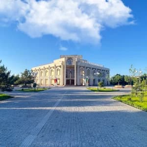 Солнечный свет освещает современное культурное здание