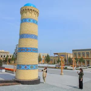 Посетители осматривают исторический минарет