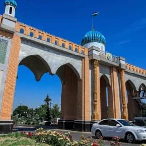 Автомобиль едет по монументальной арке