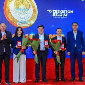 Должностные лица вручают награды лауреатам.