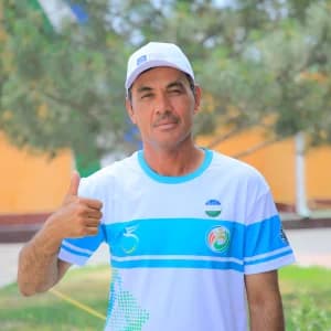 Erkak kishi bosh barmogʻini tepaga koʻtarmoqda