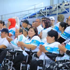 Tomoshabinlar yopiq tadbirda qarsak chalmoqda