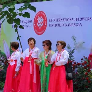 Anʼanaviy koreys hanbokini kiygan ayollar