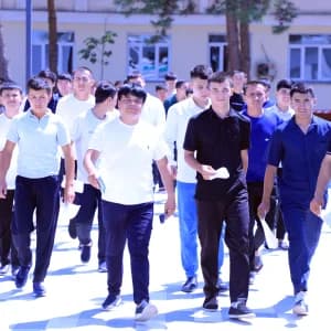 Молодые люди, гуляющие вместе на свежем воздухе