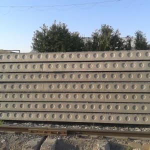 складированные полые бетонные плиты на открытом воздухе