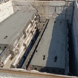 Бетонные изделия в формах на производственном объекте