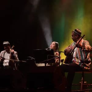 Sahnada musiqa ijro etayotgan odamlar