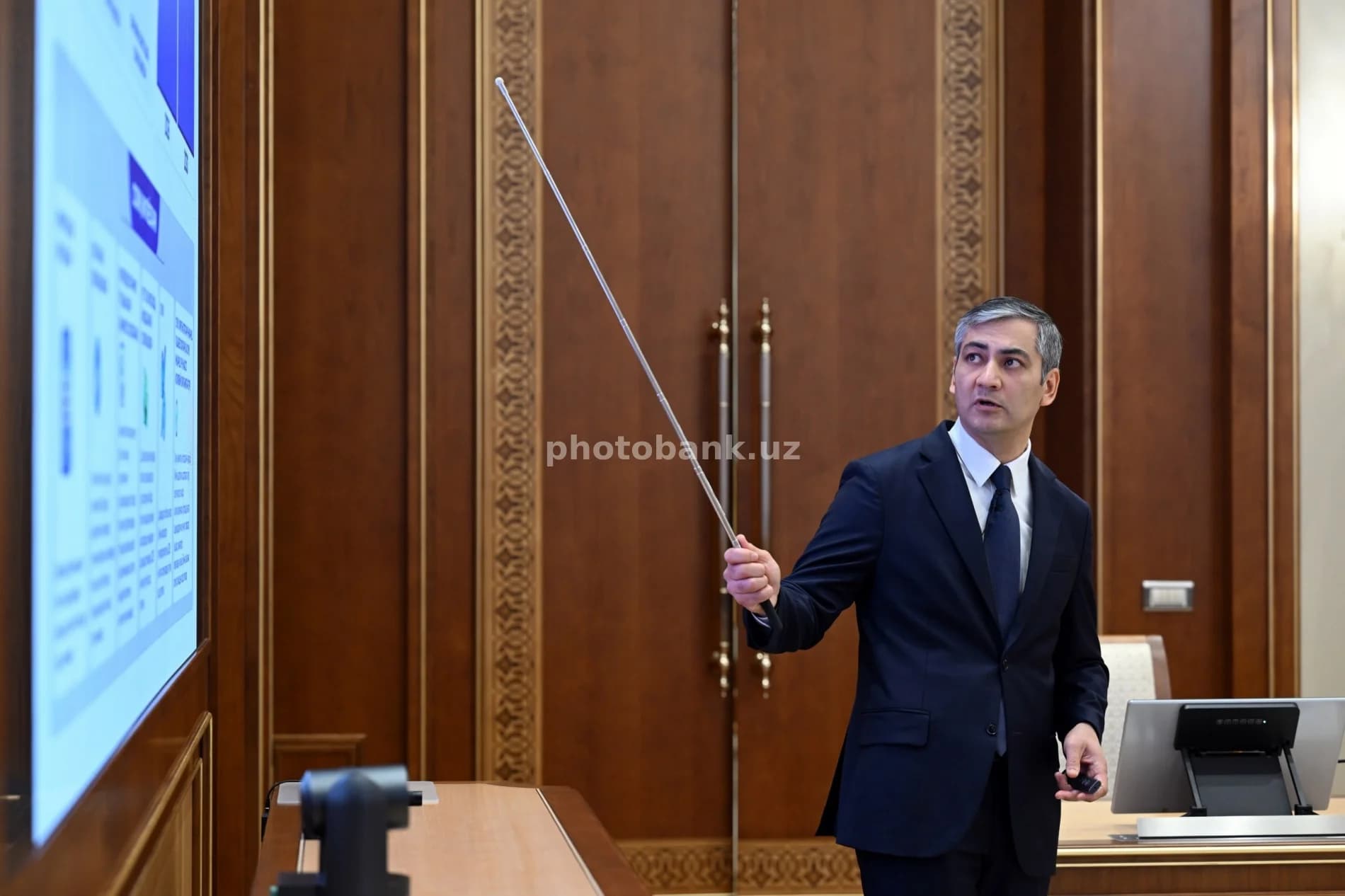 Taqdimot o'tkazayotgan rasmiy shaxs