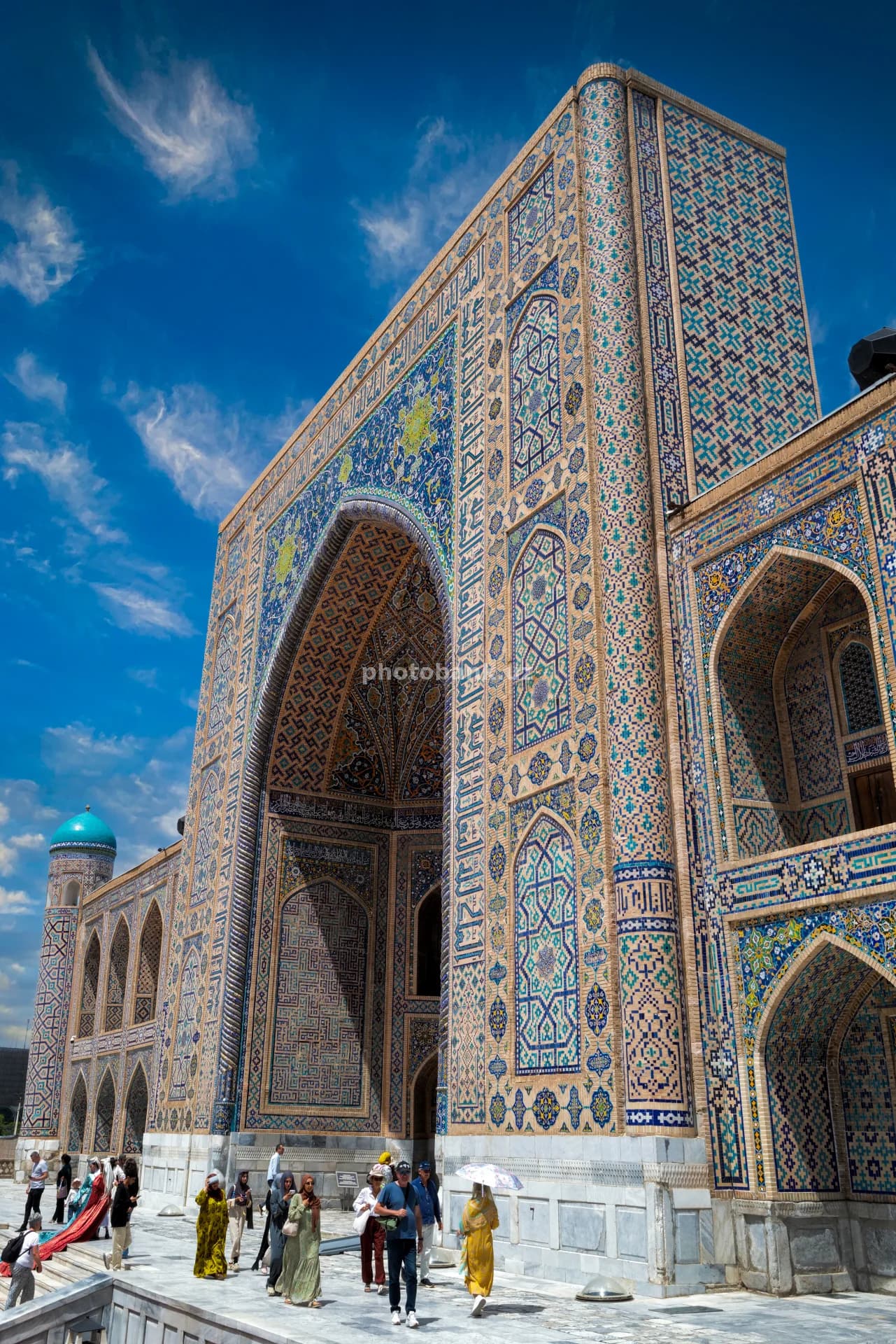 Samarqanddagi Registon maydoniga tashrif buyurgan sayyohlar