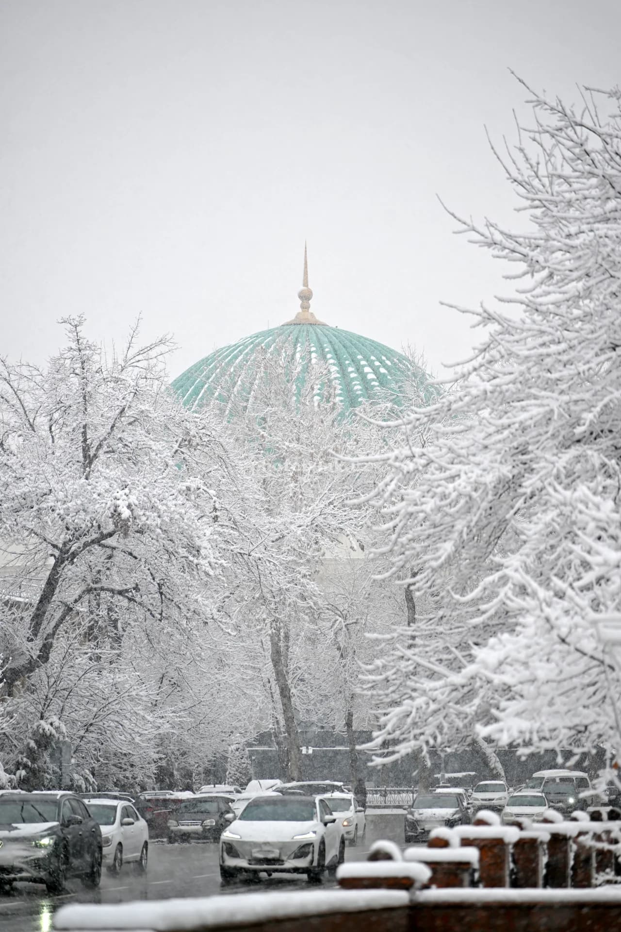 Toshkentdagi Minor masjidida qorli kun