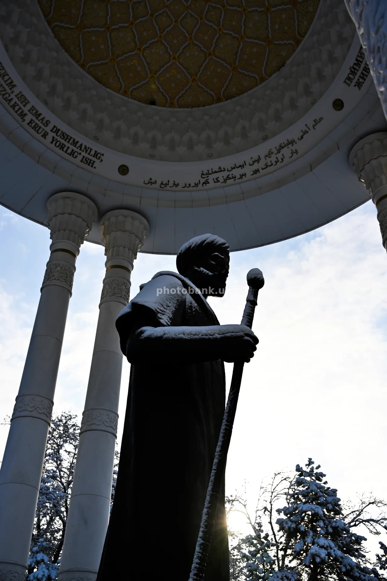 Alisher Navoiy haykali qishda