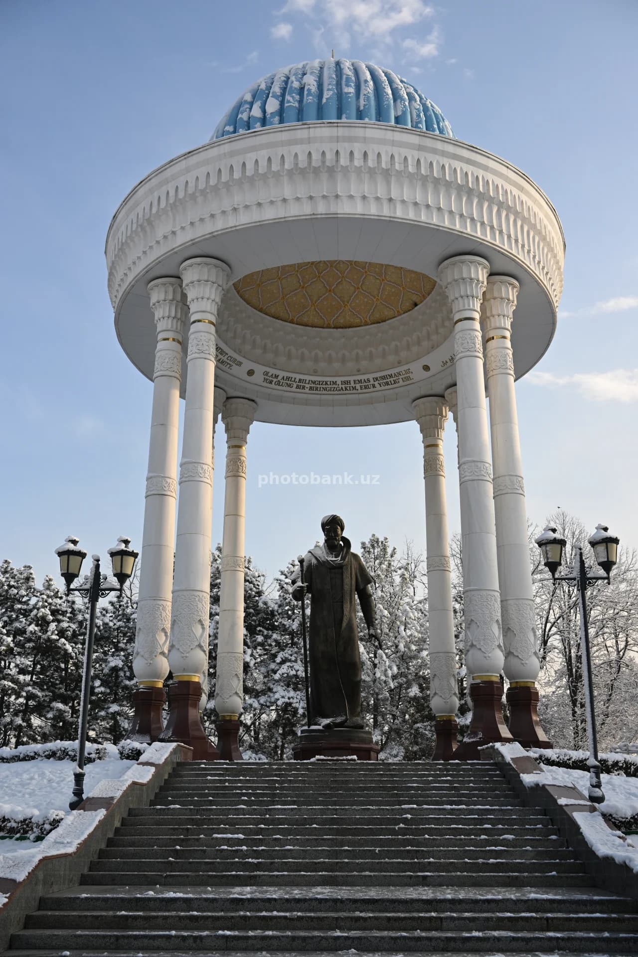 Qishda Alisher Navoiy haykali