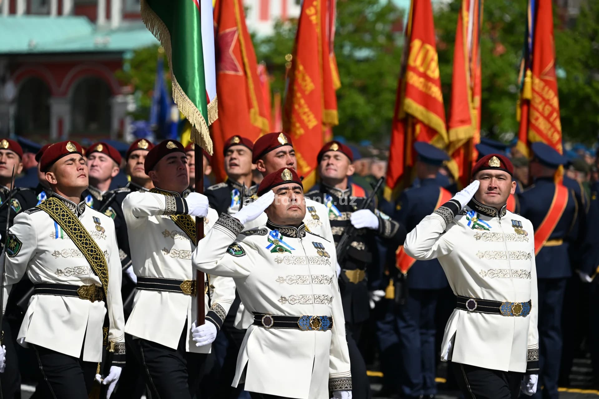 Узбекский почетный караул на военном параде