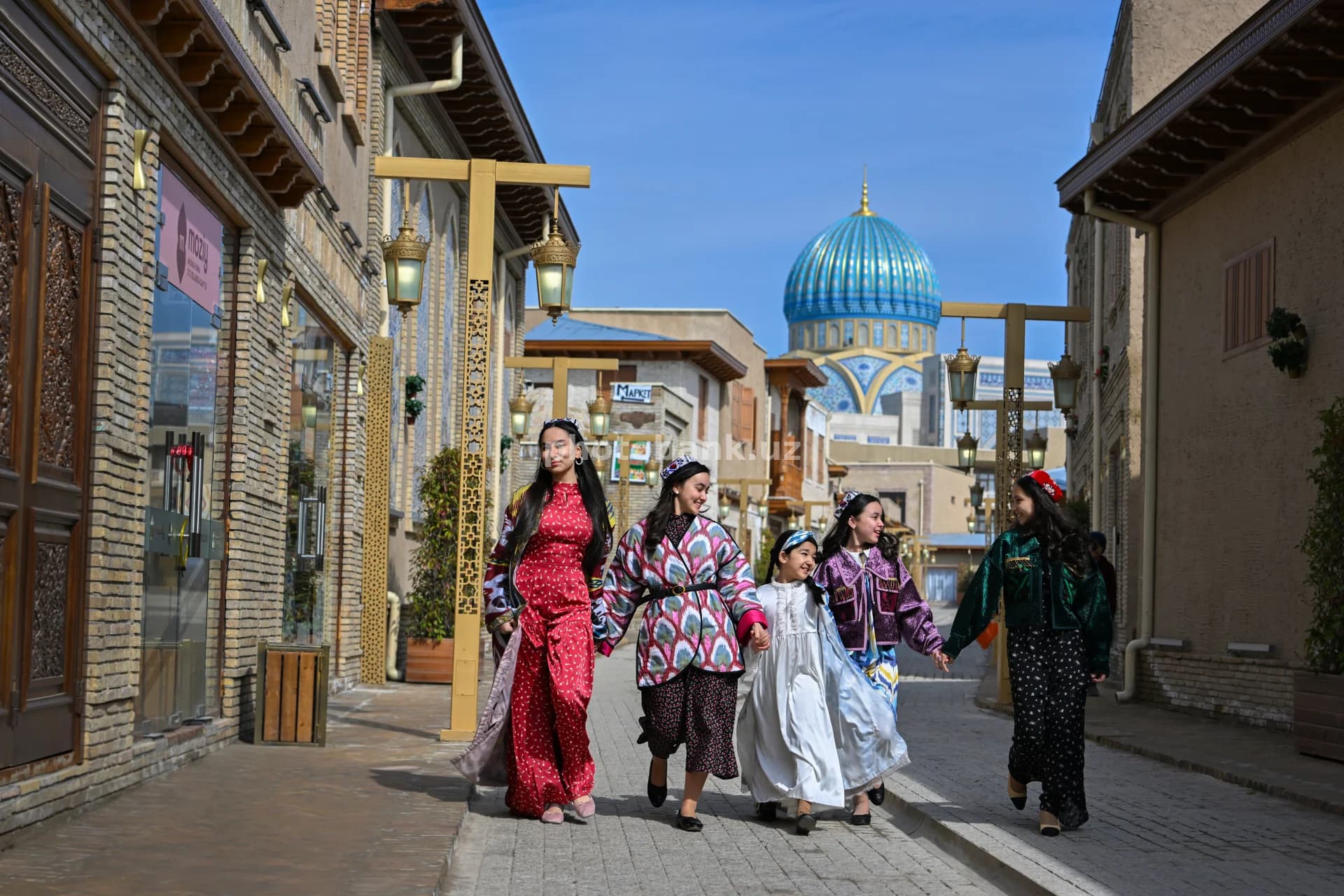 An’anaviy o‘zbek libosidagi qizlar