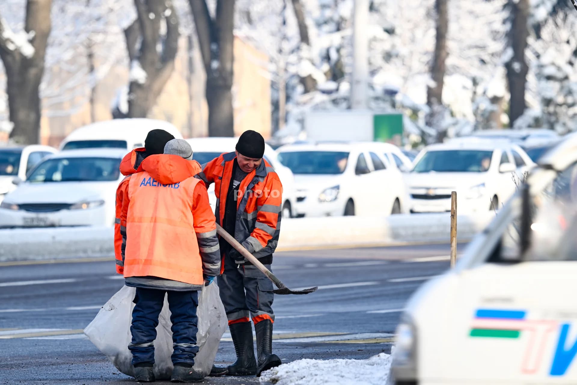 Kommunal xizmat xodimlari yo‘lni qordan tozalashmoqda.