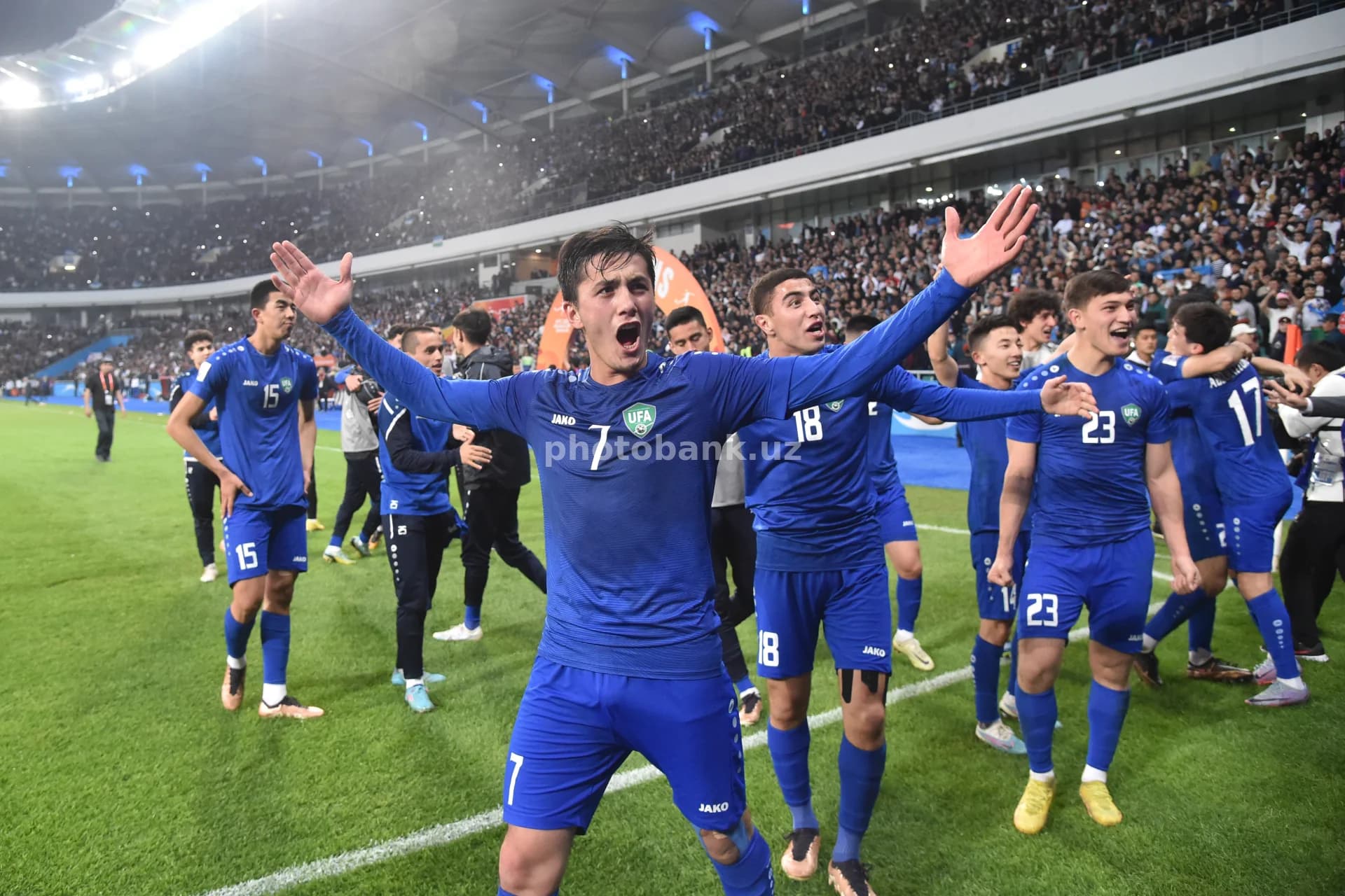 Futbol bo‘yicha O‘zbekiston milliy terma jamoasi G‘alabani nishonlamoqda