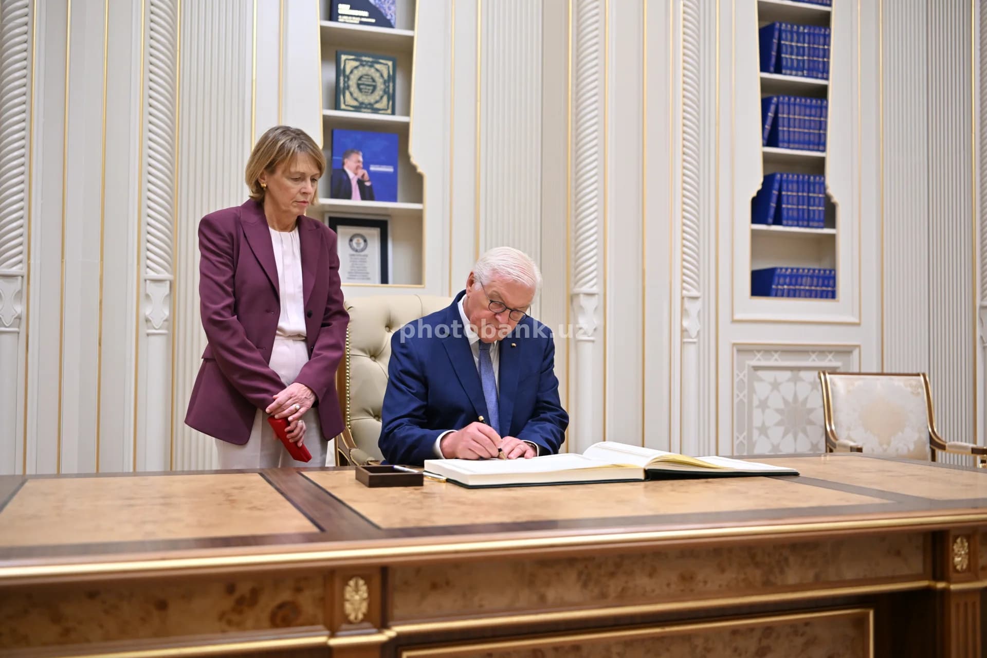 Prezident Frank-Valter Shtaynmayer mehmonlar kitobini imzoladi