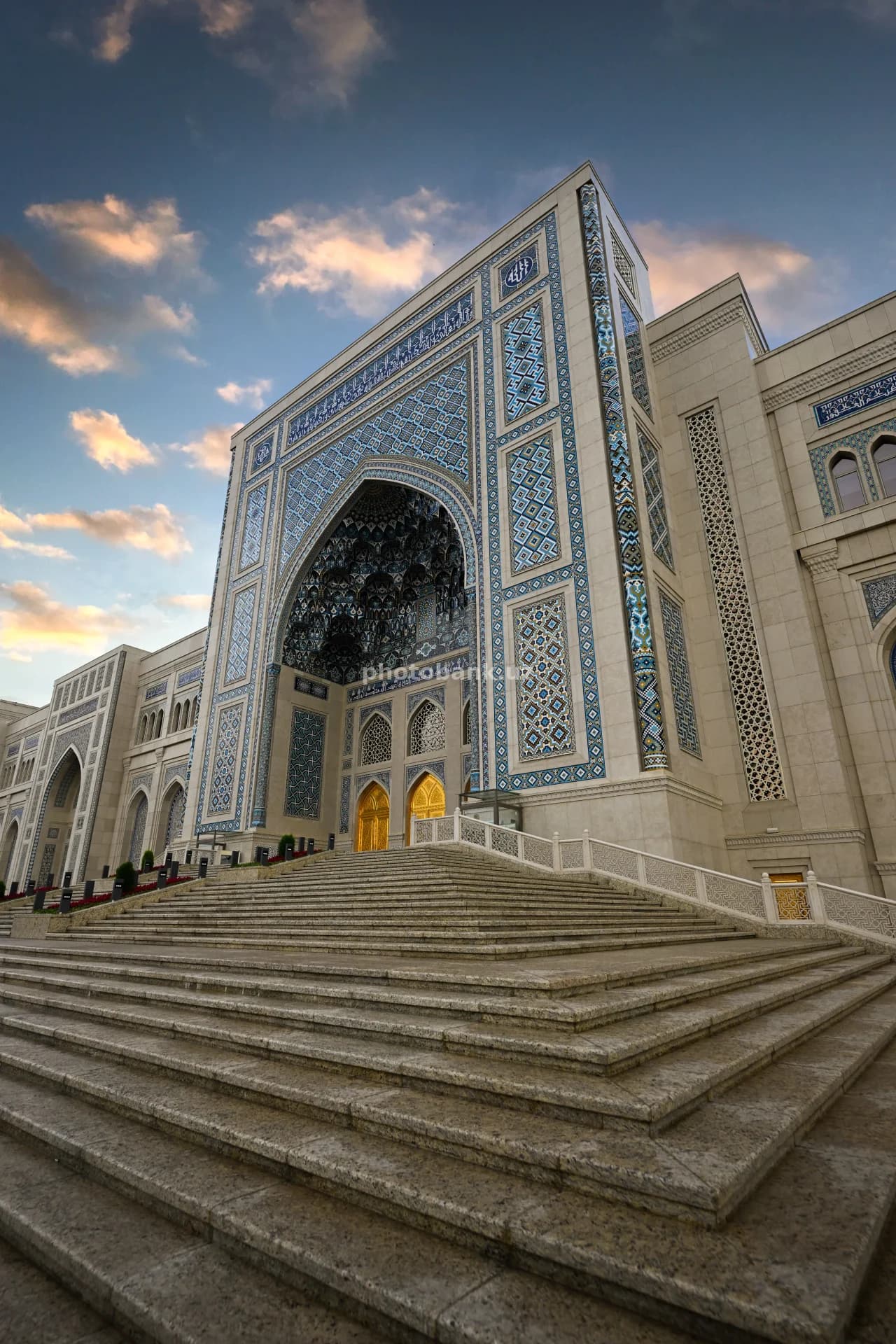 Toshkentdagi Minor masjidi quyosh botishida