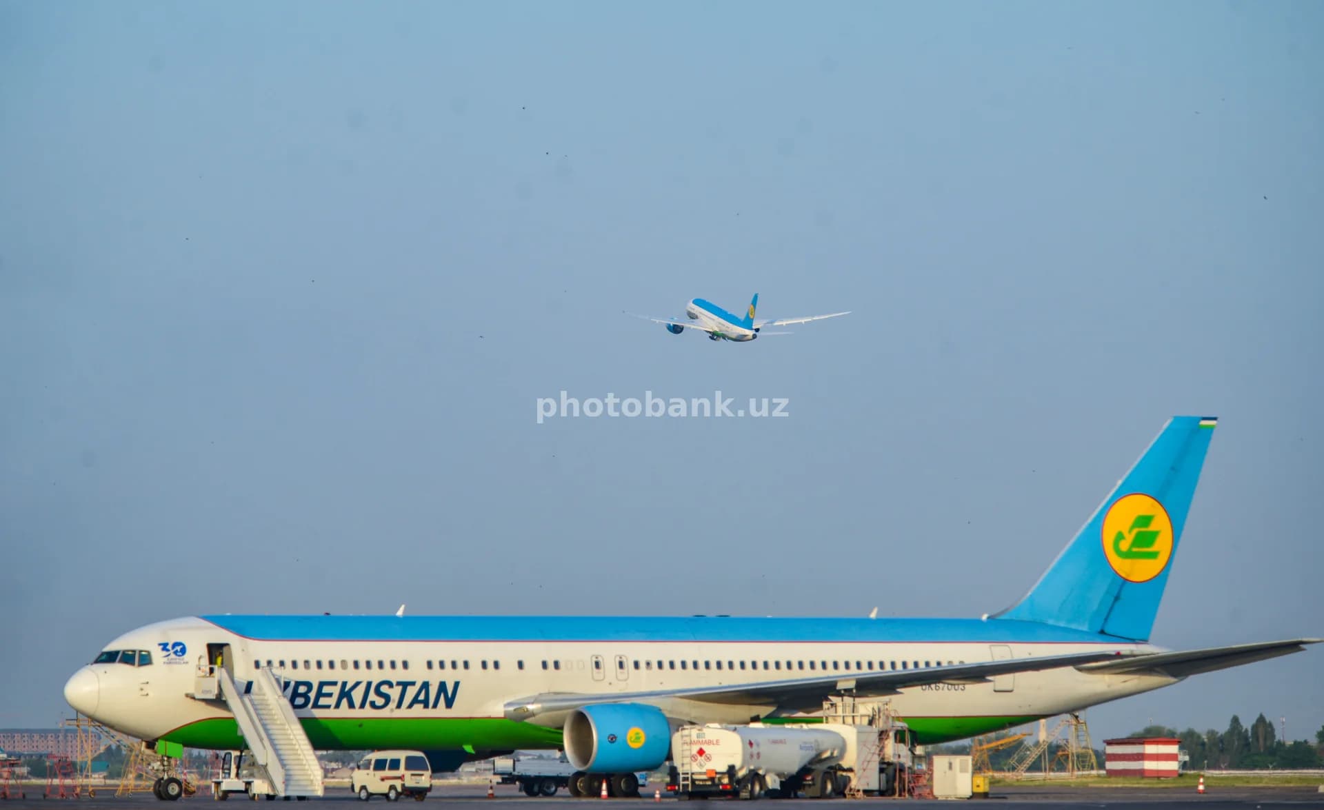 Uzbekistan Airways havo kemasi aeroportda