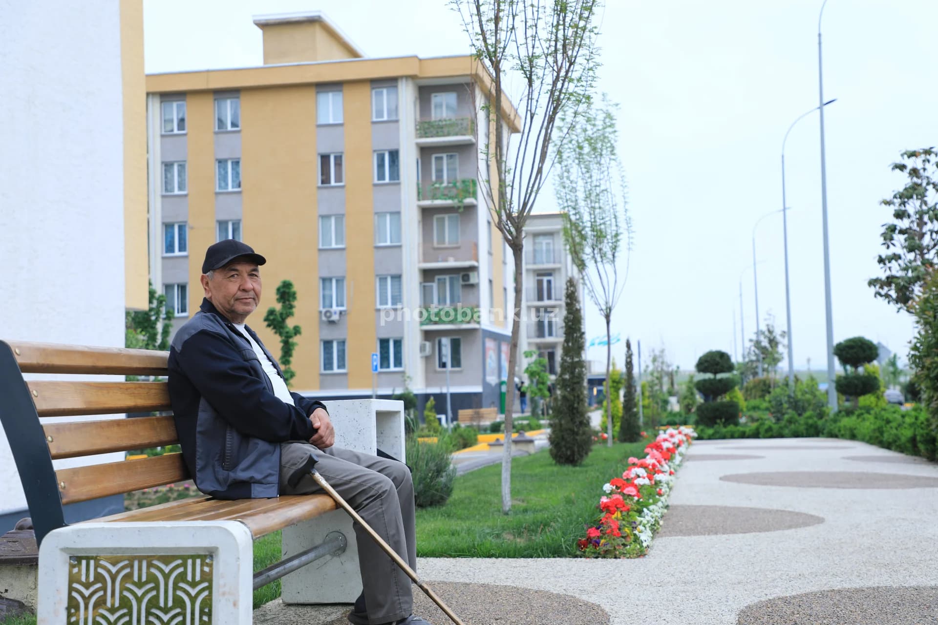 Park o‘rindig‘ida dam olayotgan keksa erkak