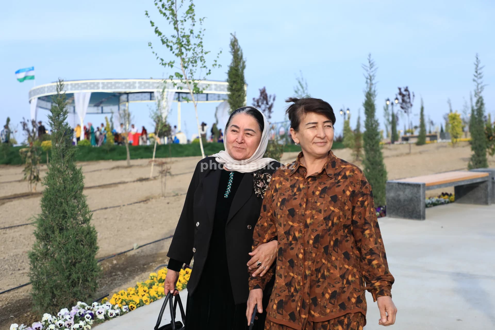 Jamoat bog‘ida sayr qilayotgan ikki ayol