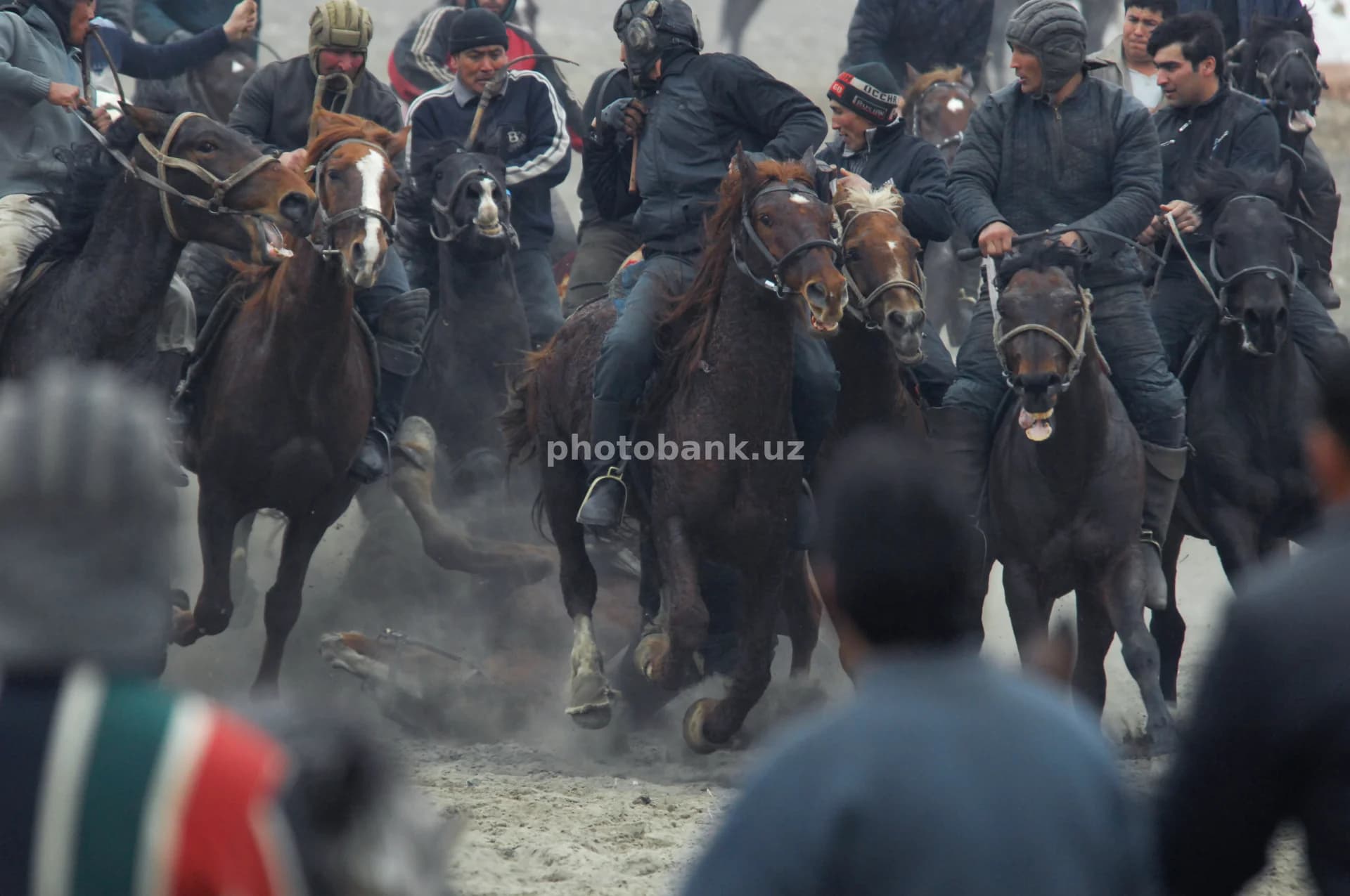 Erkaklar an’anaviy buzkashi o‘yinini o‘ynashmoqda