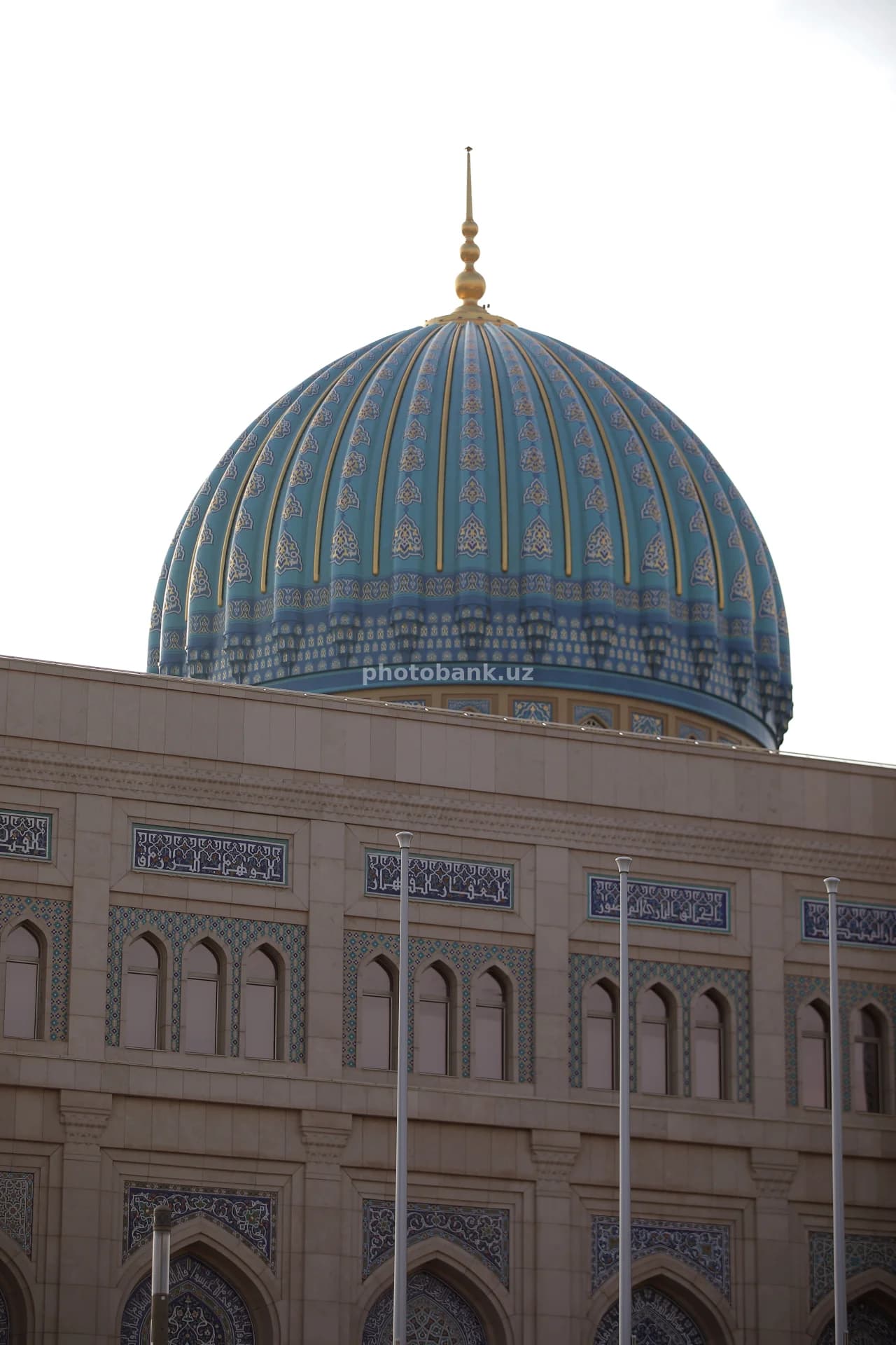 Zamonaviy masjidning ko‘k gumbazi